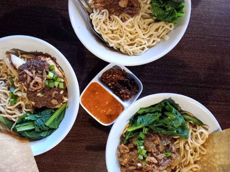 Mie Ayam Remajah, Rasa Nusantara di Pinggir Rel Kereta