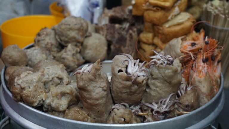 Viral! Hidden Gem Bakso Djenggot di Pasar Besar Malang