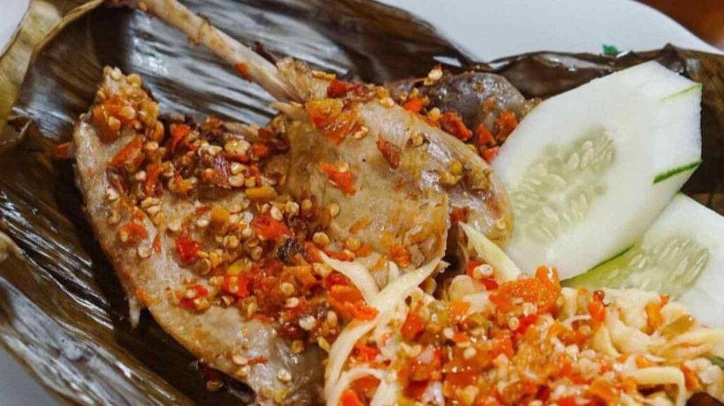 seporsi bebek sonkem lengkap dengan sambal pencit dan nasi