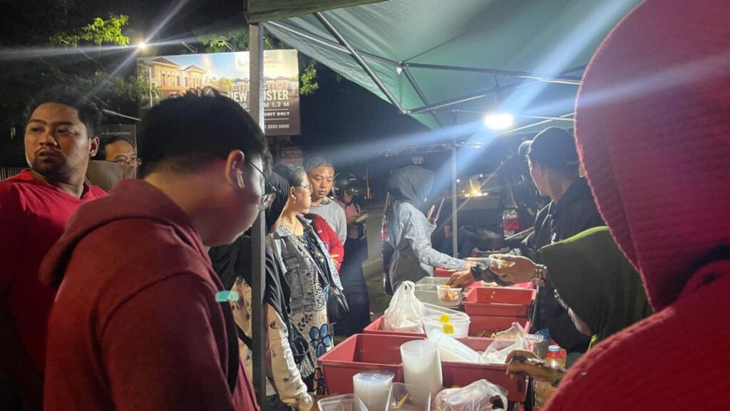 suasana outlet yang ramai pengunjung