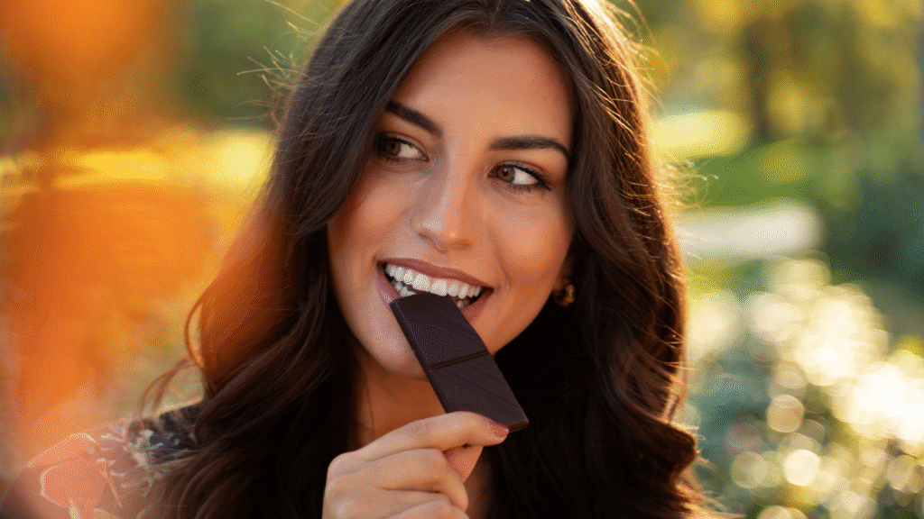 wanita memakan dark chocolate