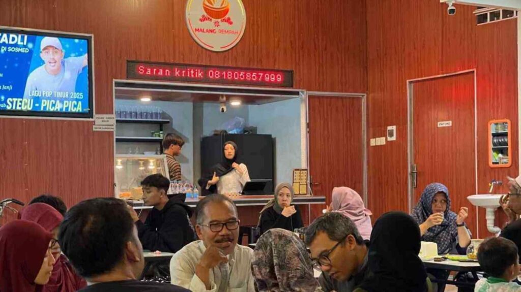 kedai malang rempah dengan nuansa kayu