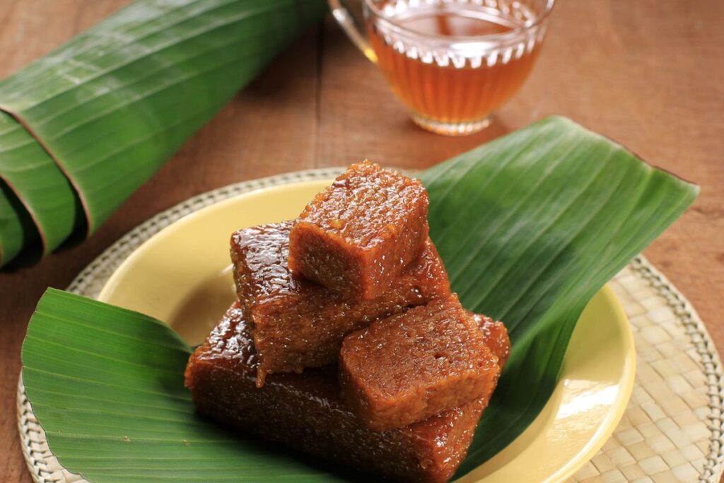 Wajik kletik adalah makanan khas dari Blitar