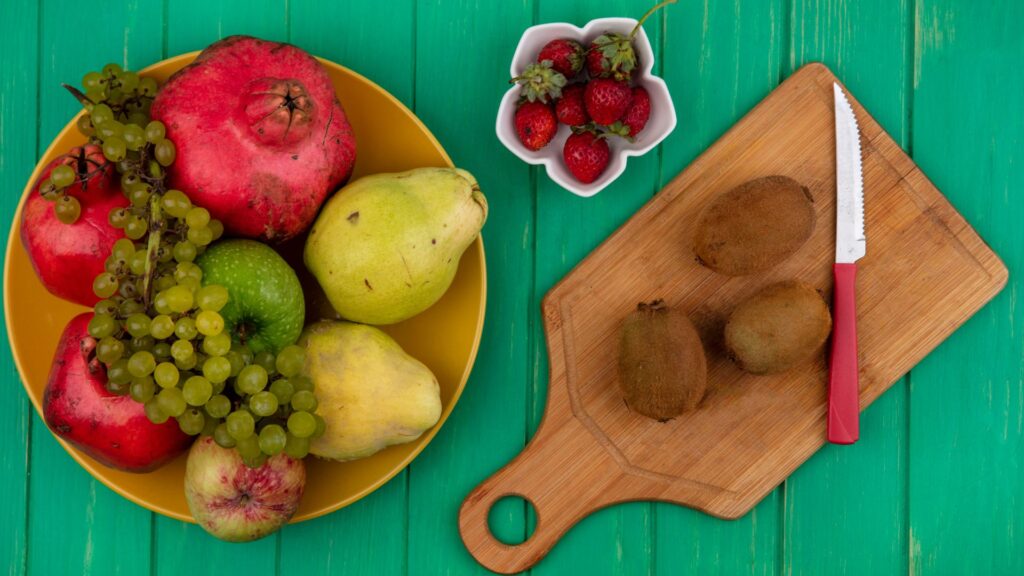 Buah-buahan yang mengandung vitamin K.
