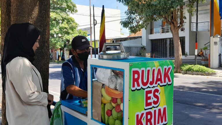 Rujak es krim depan roxy Banyuwangi.