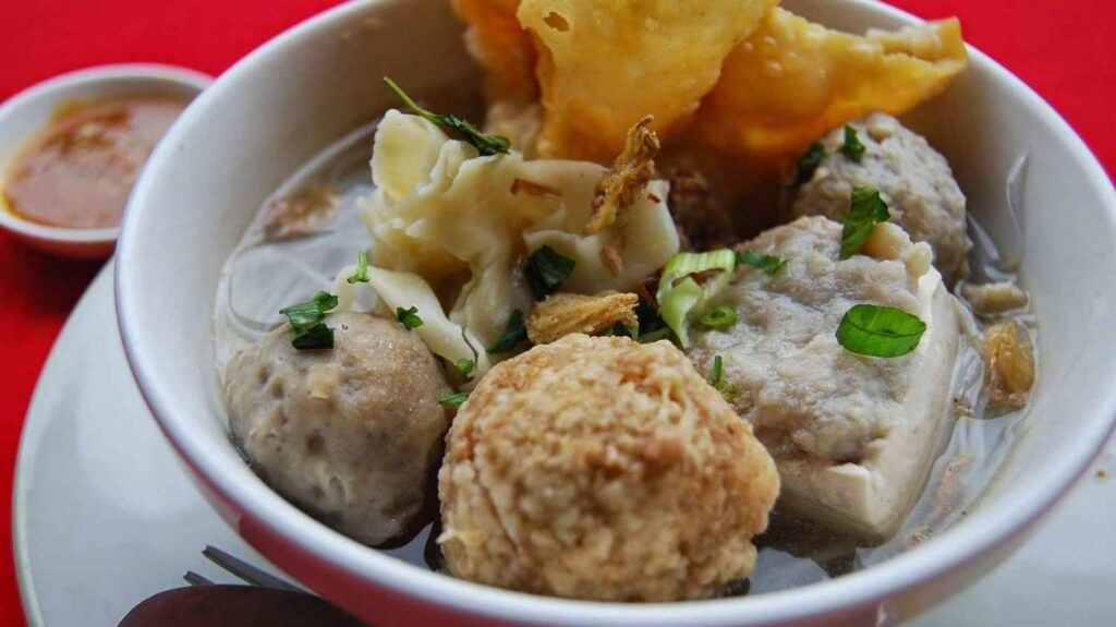 Seporsi bakso hebring lengkap dengan gorengan
