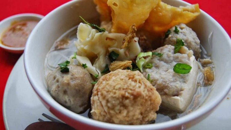 Seporsi bakso hebring lengkap dengan gorengan