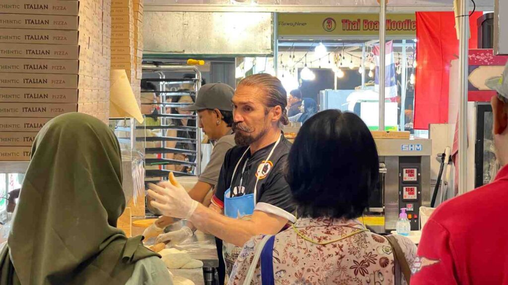 Tenant pizza dengan chef asli dari Italia