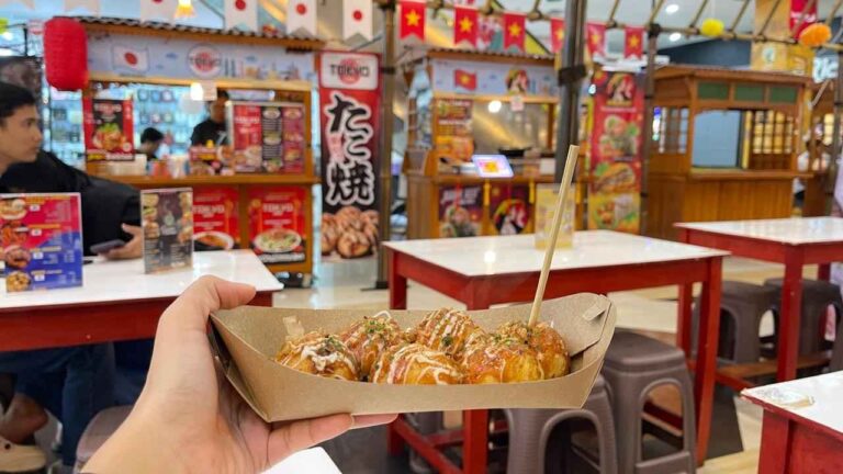 takoyaki makanan khas jepang di festival litle asia