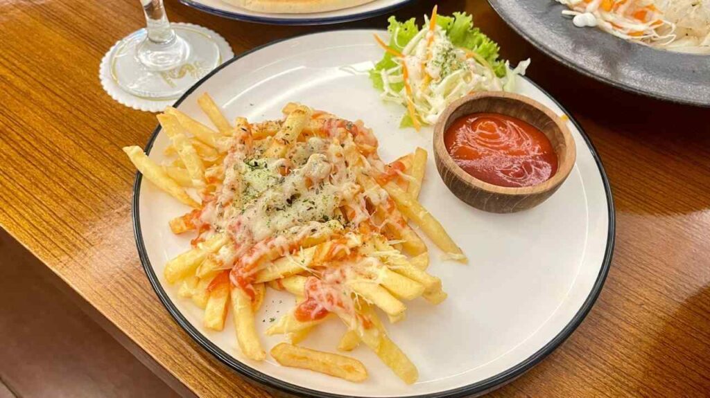 kentang goreng dengan lelehan keju mozarela khas sky rooftop