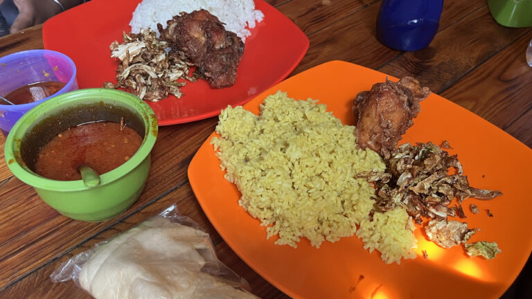 Nasi putih dan kuning di ayam kalasan
