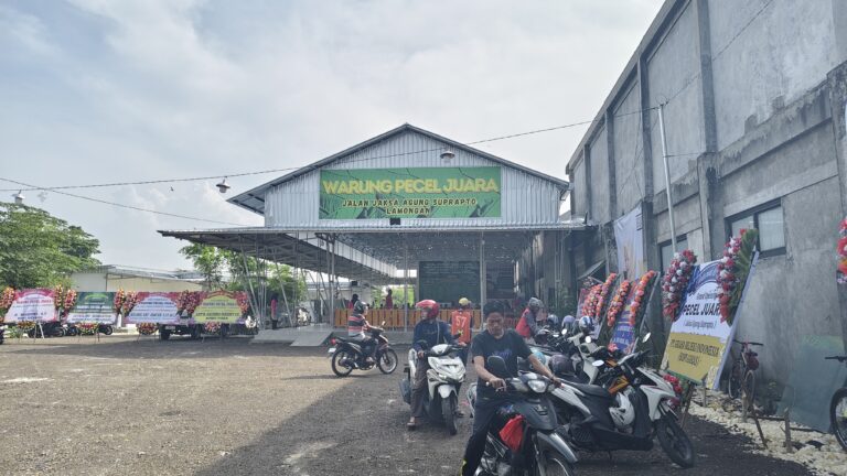 Tampak depan pecel juara di lamongan