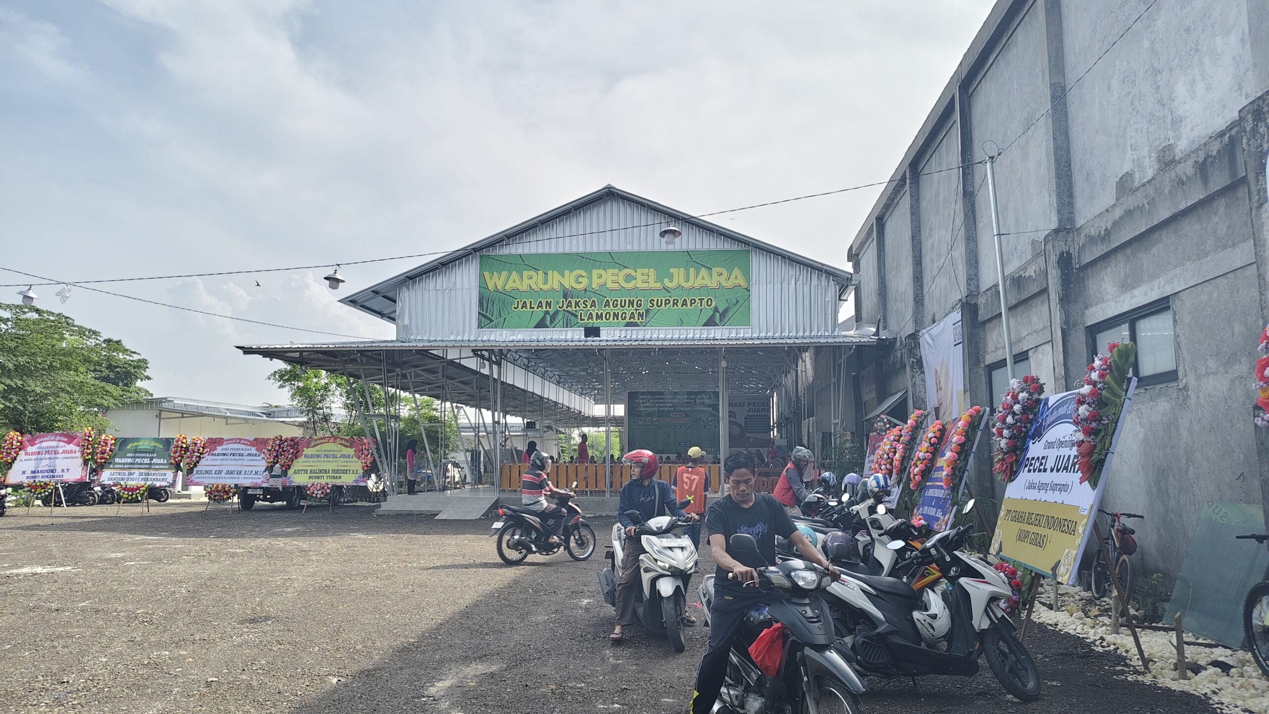 Tampak depan pecel juara di lamongan