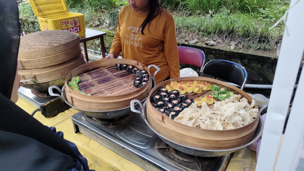 Tenan Dimsum yang ada di cosplay UM.