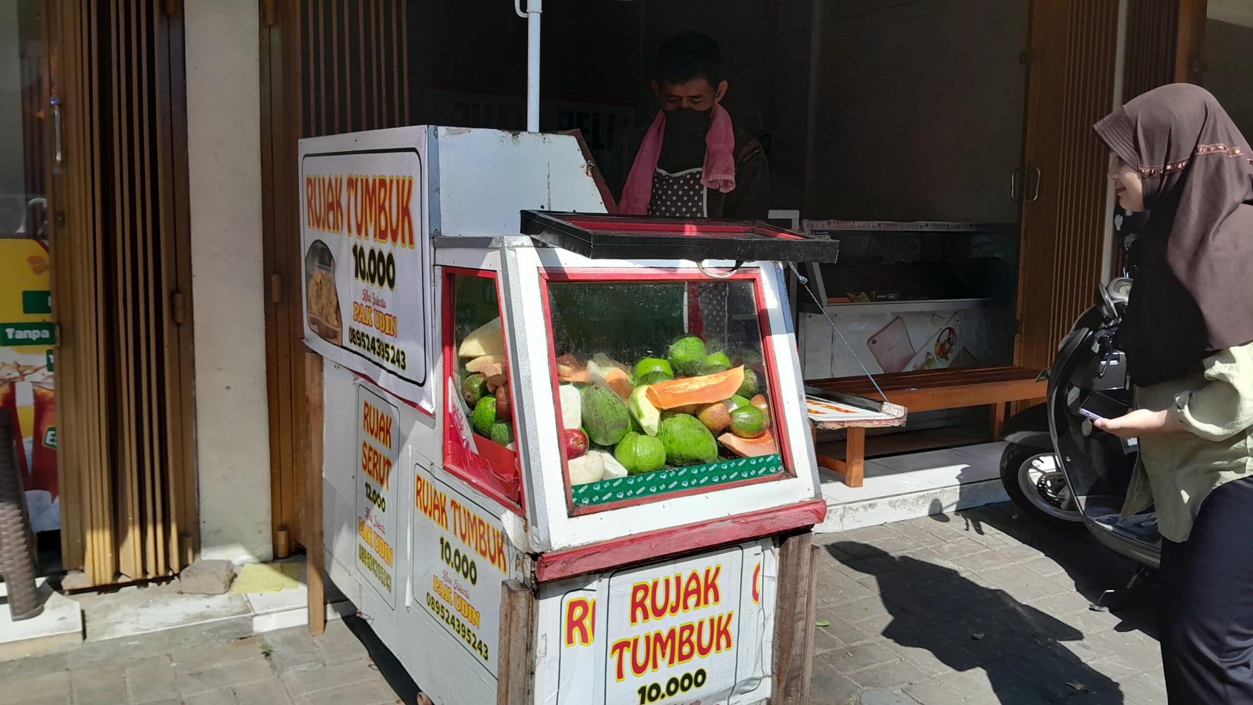 Lokasi jualan rujak tumbuk.