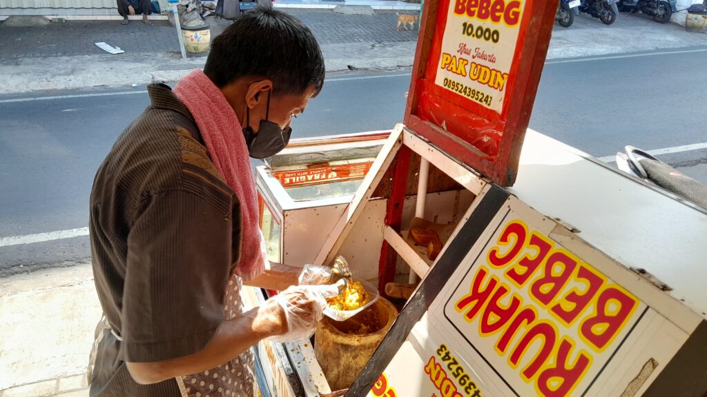 Proses pembuatan rujak tumbuk.