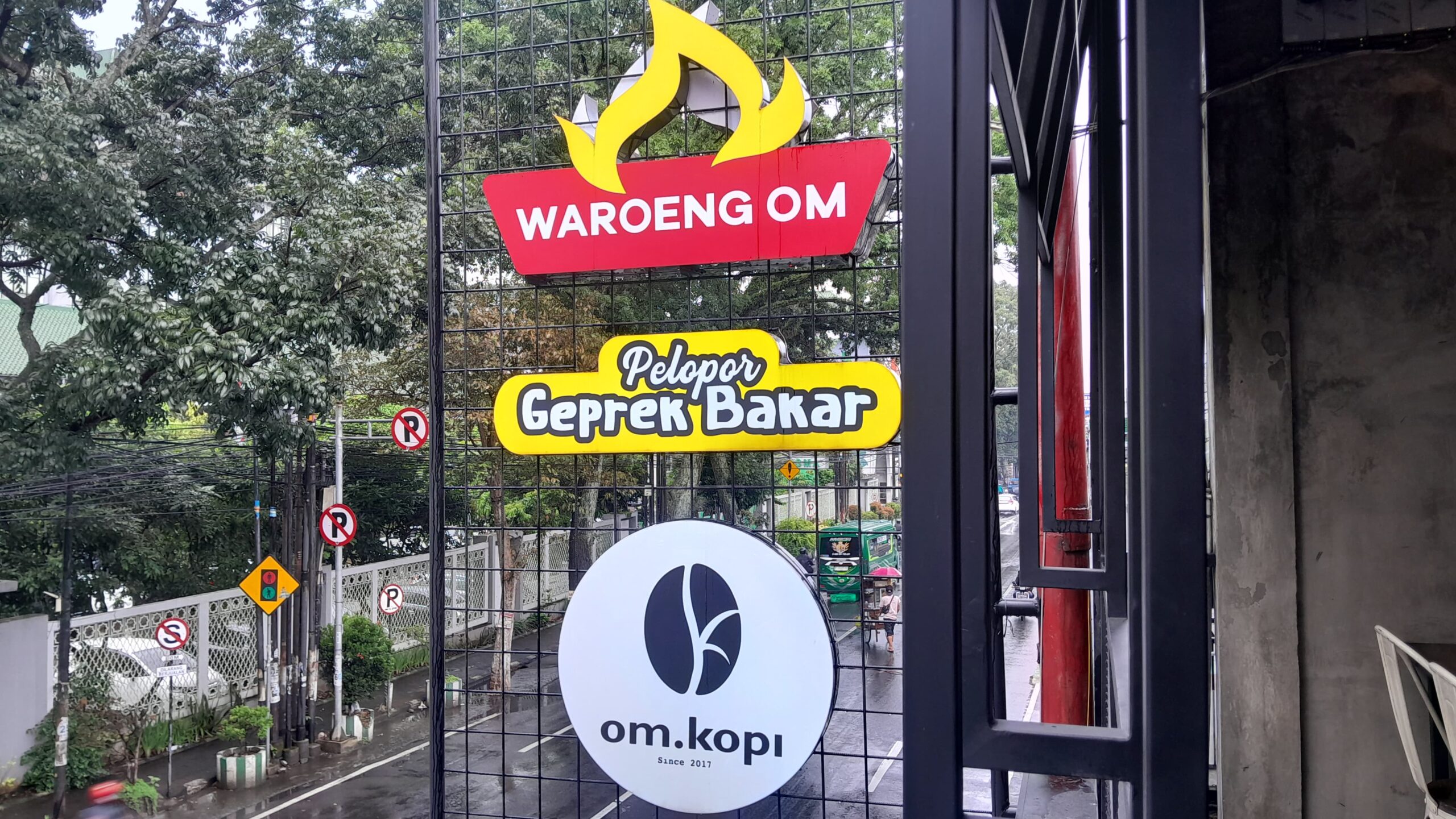 Tempat waroeng om.