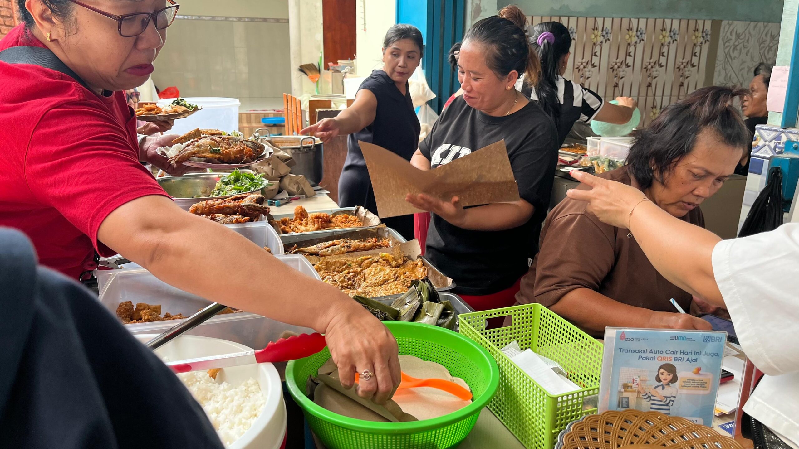 Menu andalan yang paling populer di Depot Bang Leo adalah sego urap