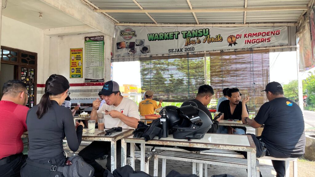 Ini adalah situasi warung ketan bu Amik di Pare Kampung Inggris