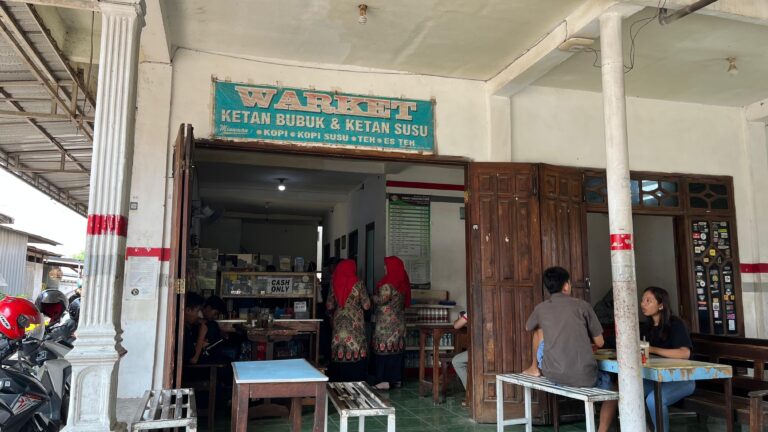 Ini adalah foto warung ketan bu Amik di Pare