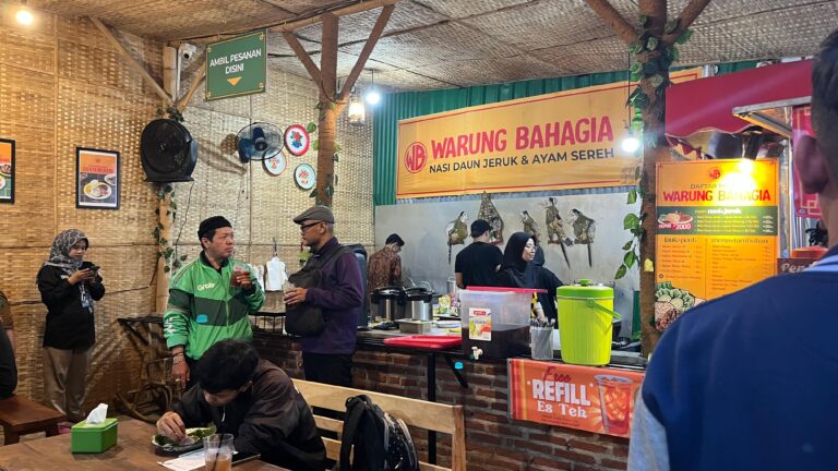 warung bahagia adalah warung nasi daun jeruk dan ayam sereh