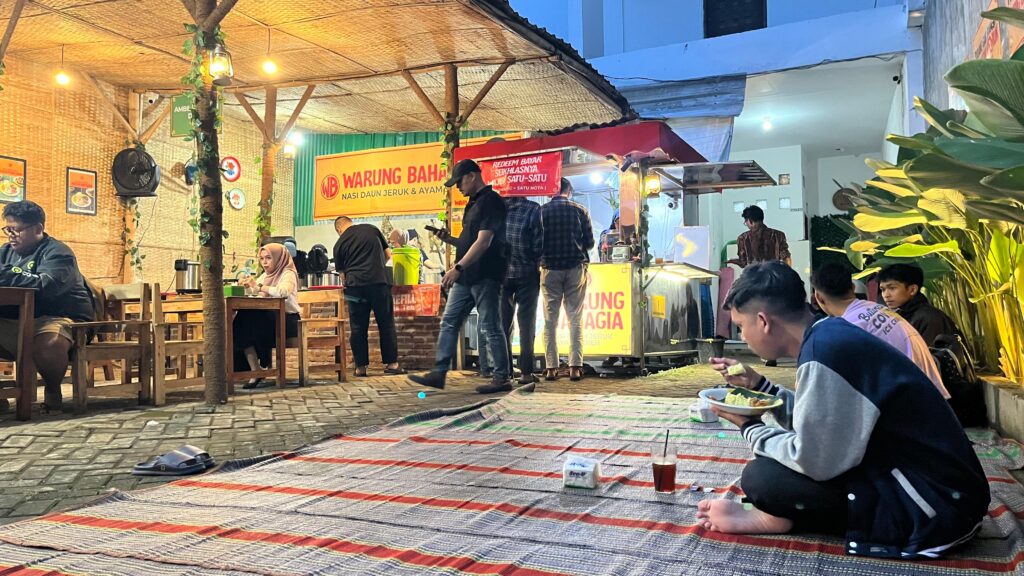 warung bahagia adalah warung nasi daun jeruk dan ayam sereh