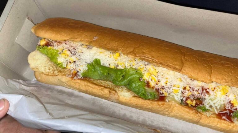 Burger Buto, Sensasi Makan Burger Raksasa di Kediri