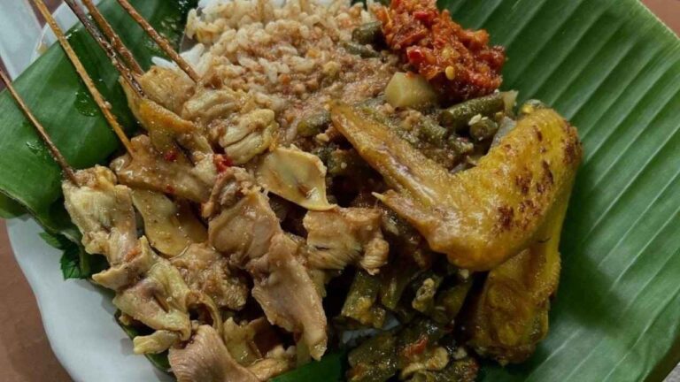 seporsi sate bebek dan nasi lodeh