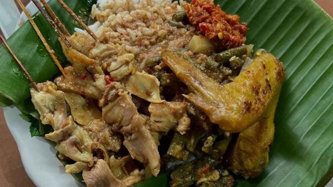 seporsi sate bebek dan nasi lodeh