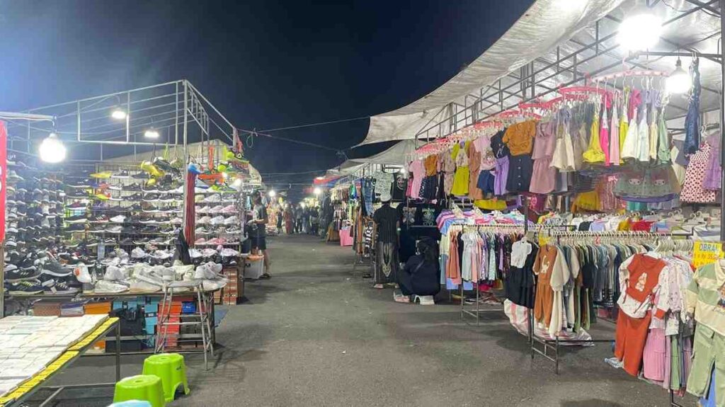 barisan yang penuh dengan stand non kuliner