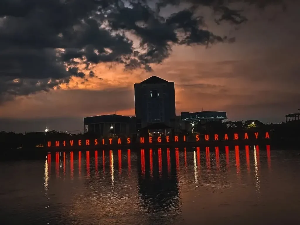 View danau unesa sambil menikmati kerang dan ceker pedas