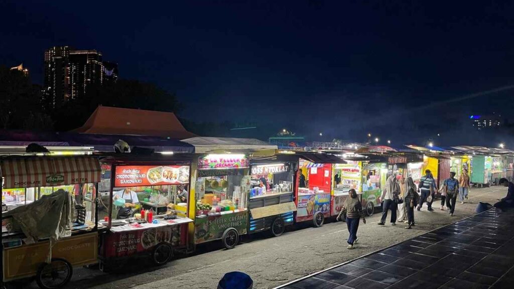 deretan stand makanan dan pemandangan langit kota surabaya