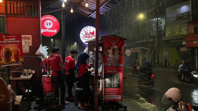 Sate asin garuda yang memberikan ‘diskon walid’ pada penjualannya.