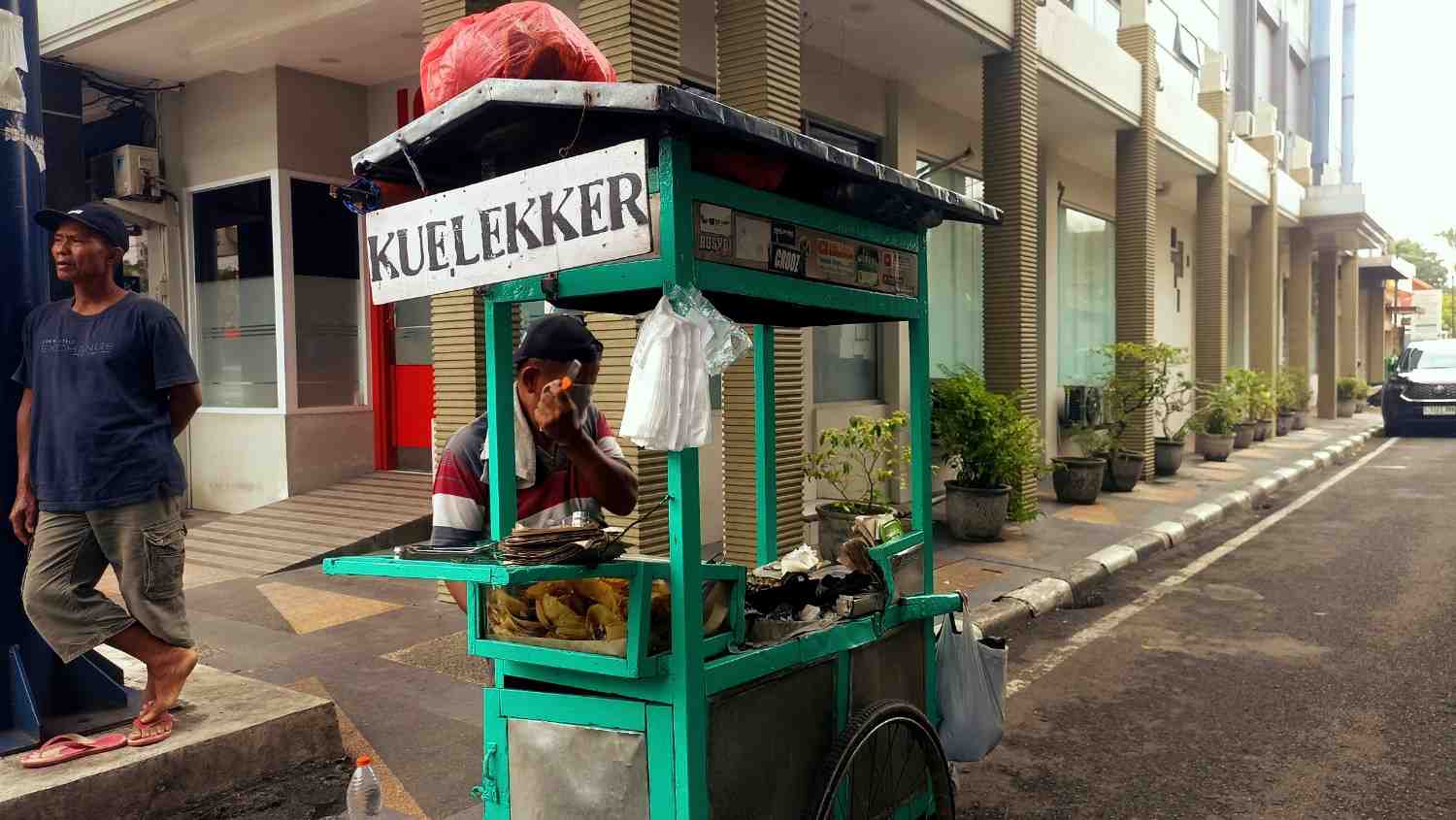 tempat jualan gerobak kue lekker legendaris pak muslikan