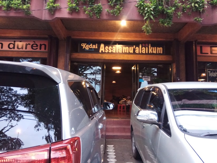 Kedai Assalamualaikum di depan UMM