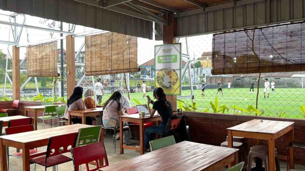 view lapangan yang dapat dinikmati di warung belut sawah