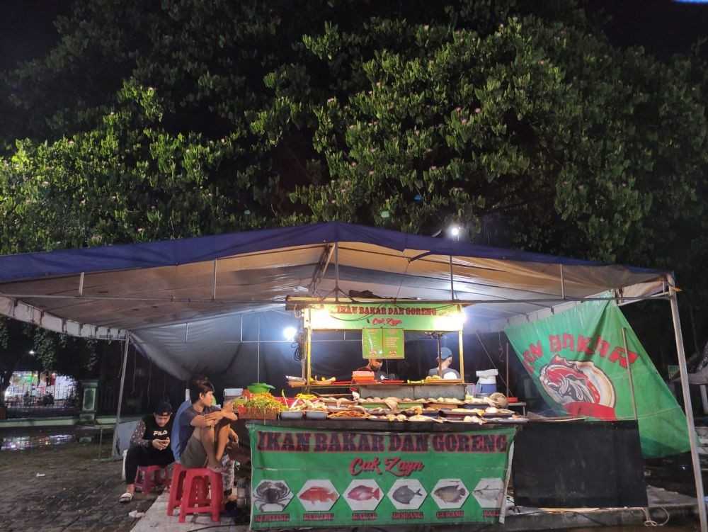 salah satu stand makanan berat ikan bakar yang menggoda selera