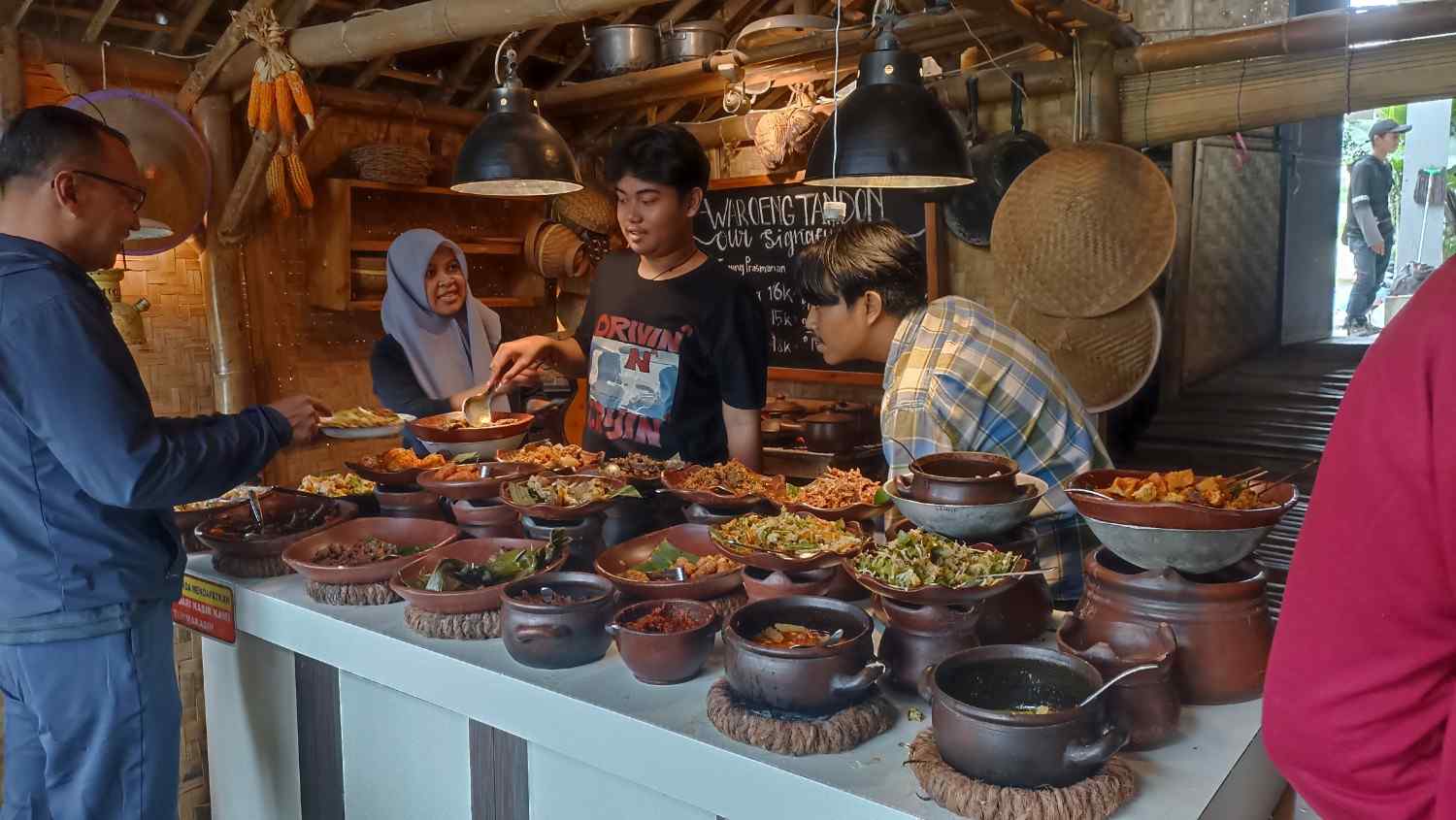 aneka makanan waroeng tandon