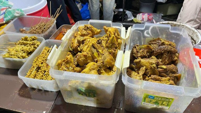 berbagai macam lauk nasi pedas