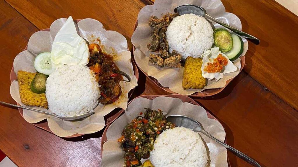seporsi belut sawah kresensengan, sambel ijo, dan belut krispi