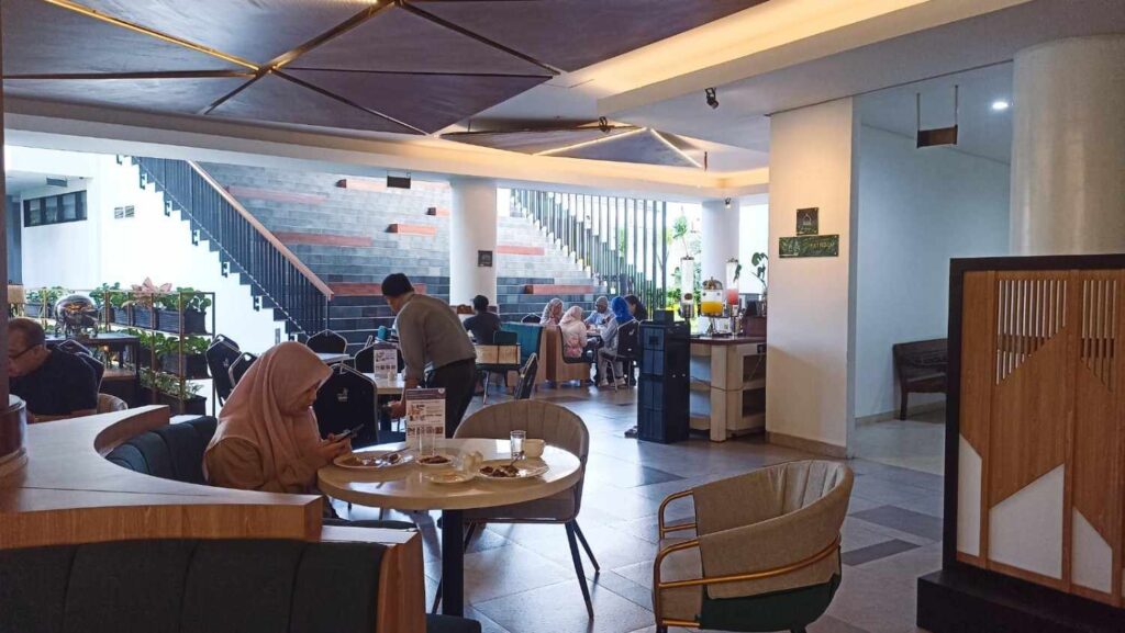 suasana breakfast rayz hotel di sunshine