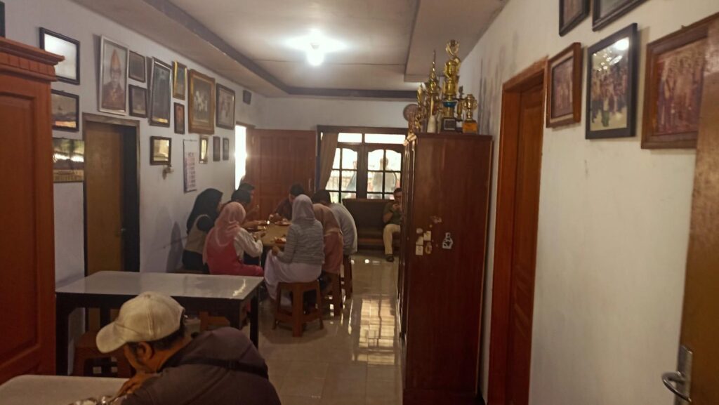 suasana makan jumat gratis warung soto betawi mang Odang