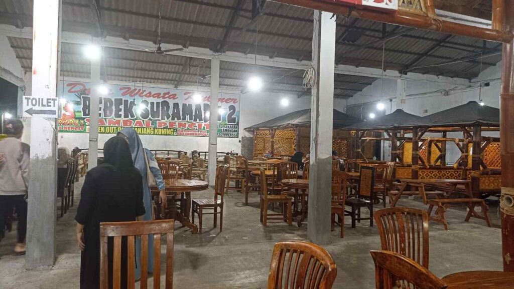 suasana ruang makan bebek suramadu 2