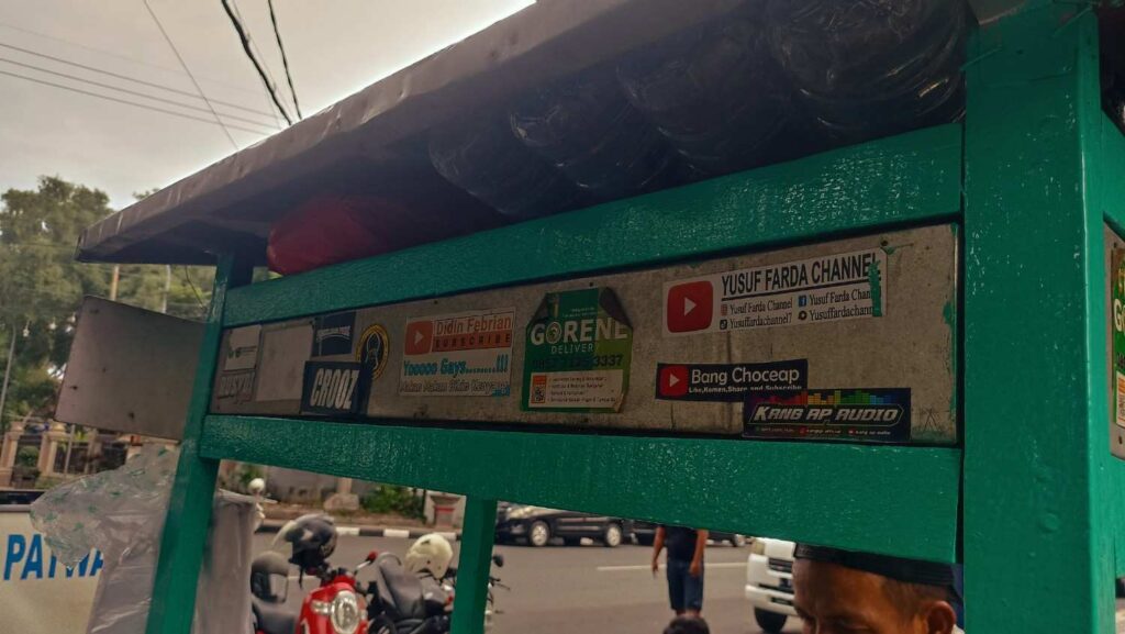 tempelan stiker pembeli di gerobak kue lekker pak muslikan