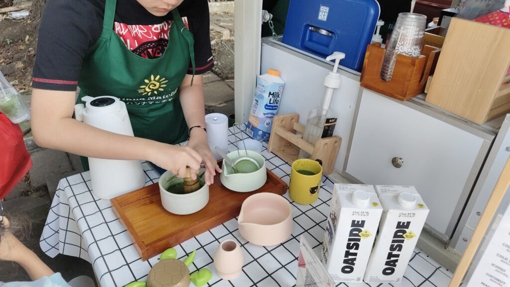 'Otamae' atau kegiatan mengaduk matcha dengan alat bambu khusus 'Chasen'