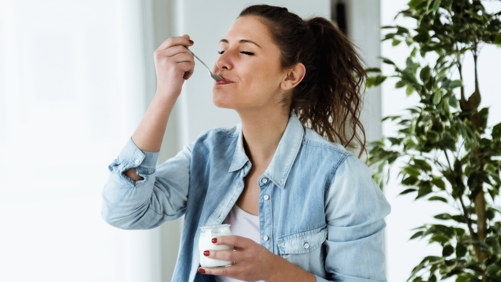 memakan yogurt dengan nikmat
